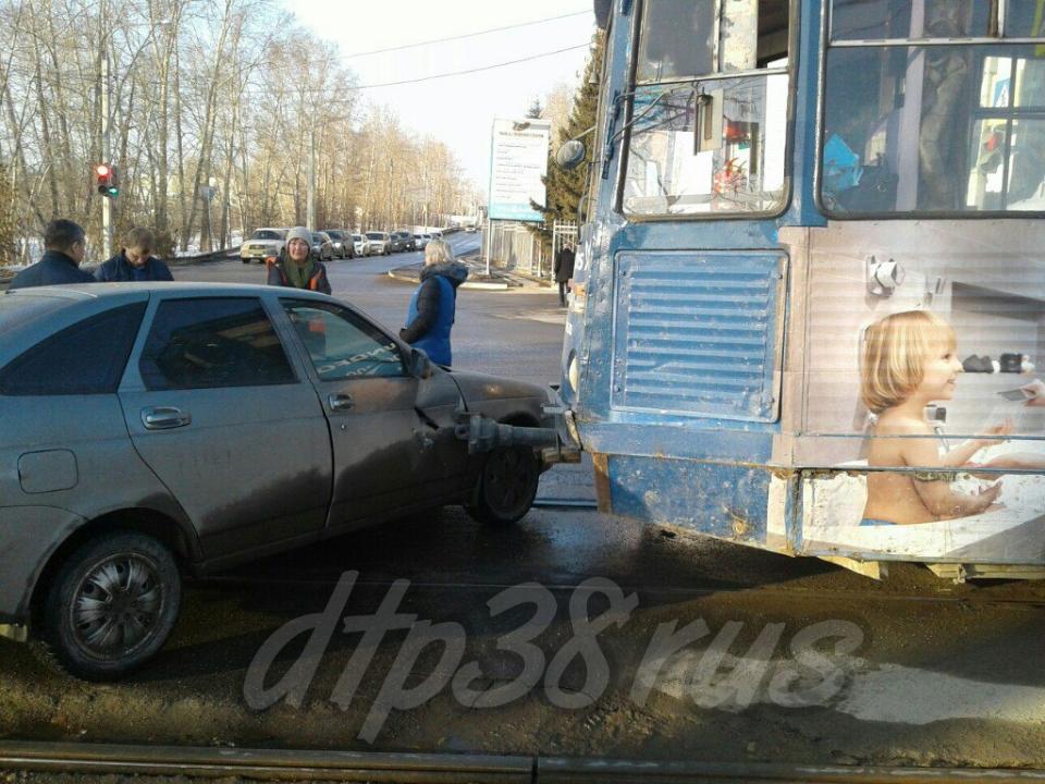 В Иркутске трамвай протаранил иномарку