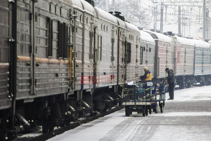 Товарный поезд едва не снес автомобиль в Иркутской области