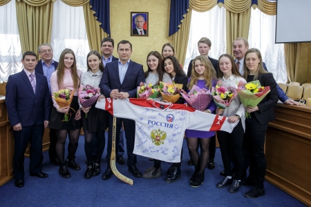 Дмитрий Бердников вручил иркутским хоккеисткам и их тренерам благодарственные письма и подарки