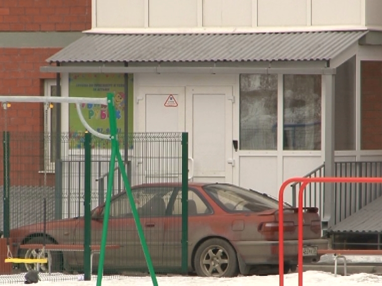 В Иркутске двухлетний мальчик один ушел из частного детского сада и гулял вдоль дороги