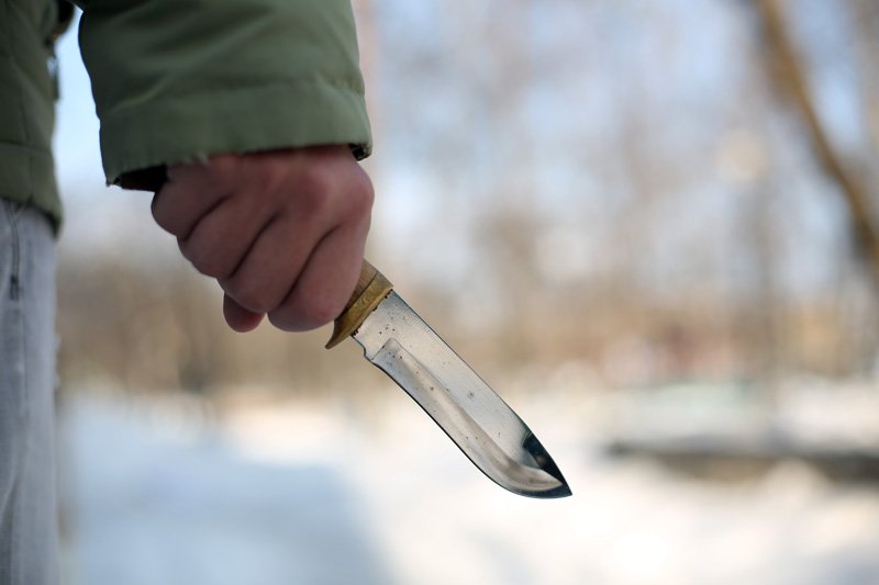 Бездомный с ножом напал на таксиста в Усть-Куте в Иркутской области