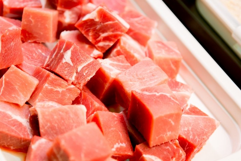 Продавца просроченного мяса в Саянске в Иркутской области осудят