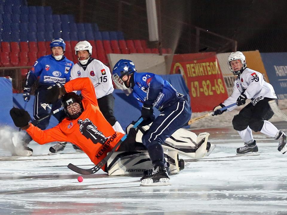 Хоккей с мячом: «Байкал-Энергия» обыграла «Кузбасс» и вышла в полуфинал