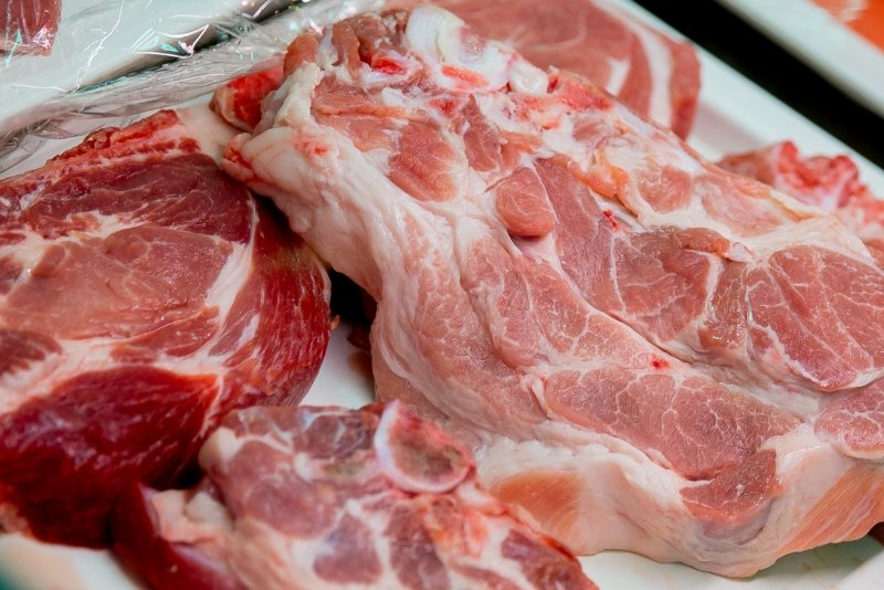 Жителей Приангарья призывают не покупать свинину на стихийных рынках из-за эпидемии чумы