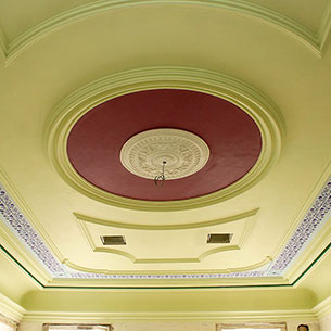 В Иркутском доме литераторов восстановили потолочную роспись начала XX века