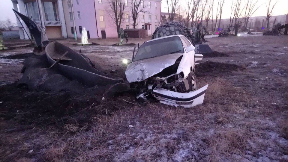 Водитель иномарки сбил ограждение и скульптуры в парке в Свирске