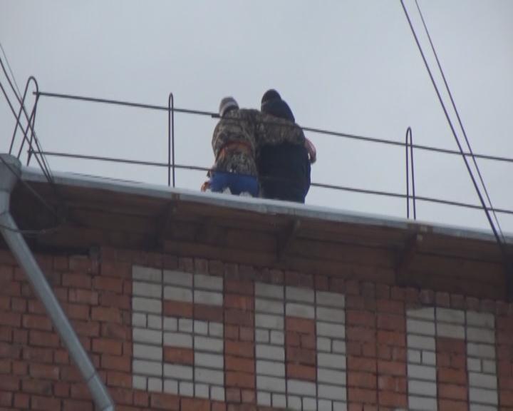 В Тайшете подростка спасли со скользкой крыши пятиэтажки