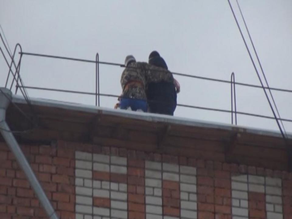 В Тайшете чиновники, спасатели, врачи и полицейские сняли подростка с крыши
