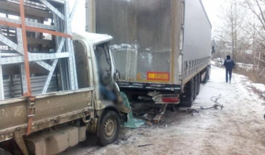 Водитель иномарки погиб, протаранив фуру на объездной Ново-Ленино в Иркутске