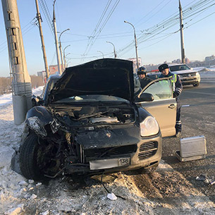 В ДТП на плотине ГЭС в Иркутске погибли двое, водитель Porsche скрылся