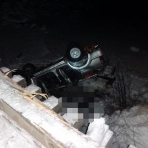 Два человека погибли при падении внедорожника с моста в Тайшетском районе