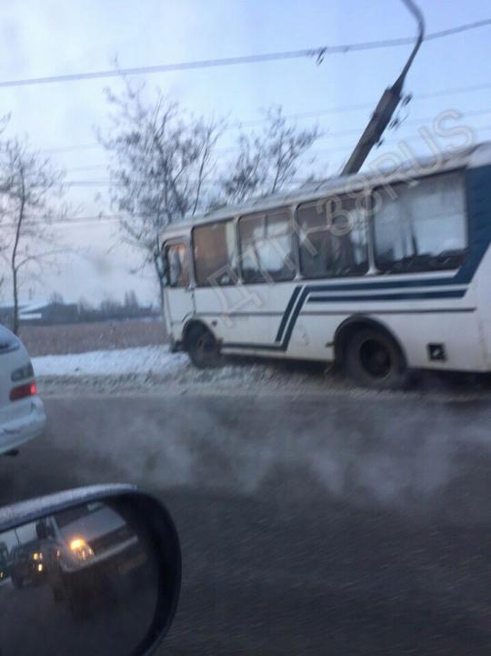Автобус с пассажирами протаранил столб на «Узловой» в Иркутске