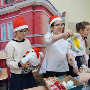 Иркутский лицей № 36 провел новогоднюю ярмарку в помощь детям и пожилым людям