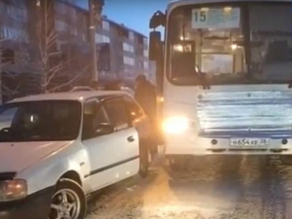 В Ангарске таксист протаранил автобус, чтобы спасти школьника