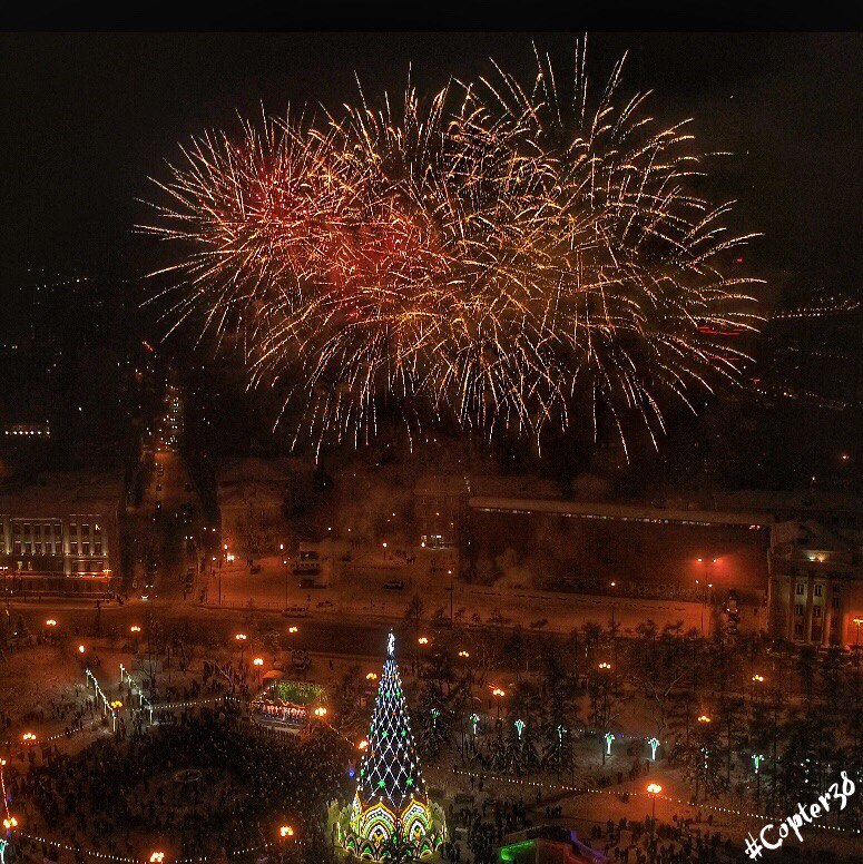 Новогоднее гулянье у главной елки Иркутска собрало более 7 тысяч человек