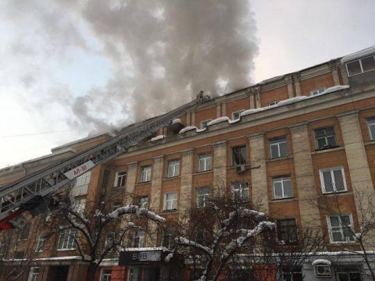 В центре Иркутска загорелся жилой пятиэтажный дом