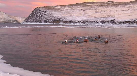 Иркутские «моржи» провели заплыв в Байкале в поддержку российских олимпийцев