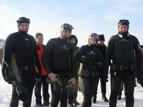 Дайверы из Иркутска побили рекорд по нырянию под лед Байкала с задержкой дыхания