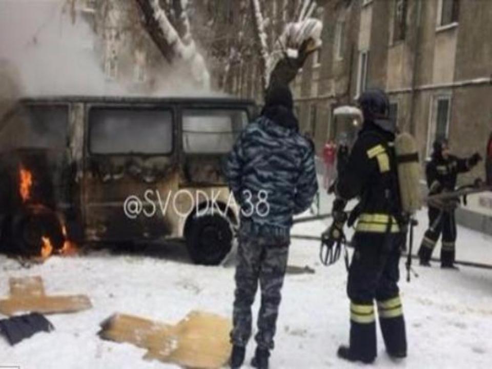 В Иркутске в сгоревшем Mazda Bongo обнаружили тело мужчины