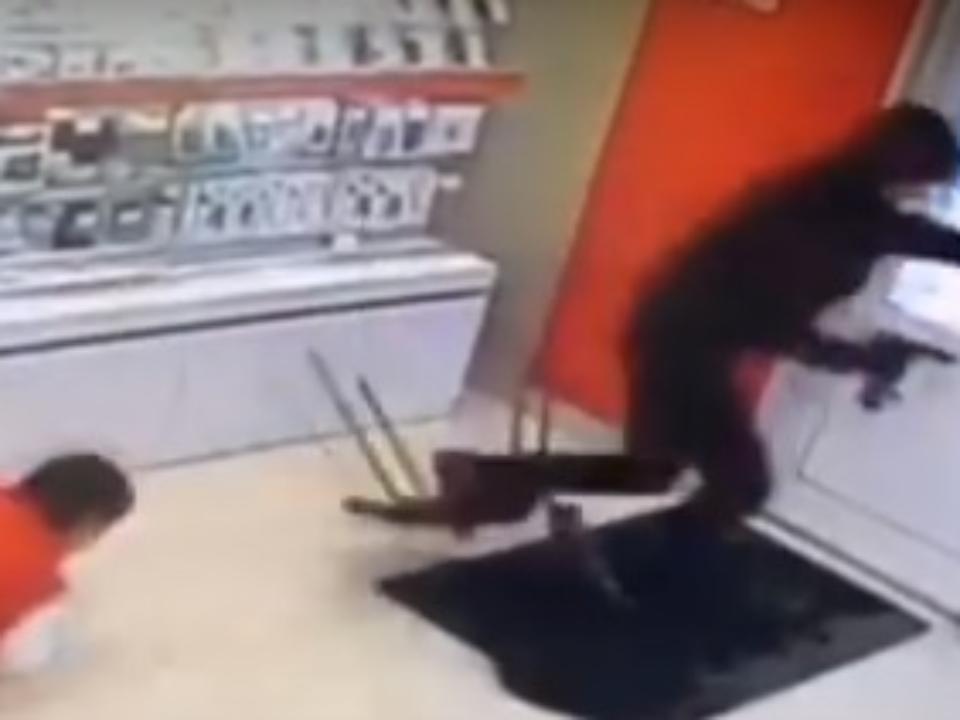 В Иркутске грабитель с пистолетом напал на салон сотовой связи, но испугался продавца со стулом (видео)