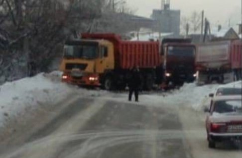 ДТП на Полярной в Иркутске: два грузовика не смогли разъехаться из-за снега на обочинах