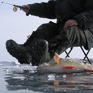 Рыбакам Прибайкалья показали опасные места на льду водоемов