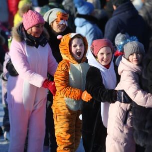 В Иркутске в ледовом бале-маскараде на Конном участвовали около 1,5 тыс. человек