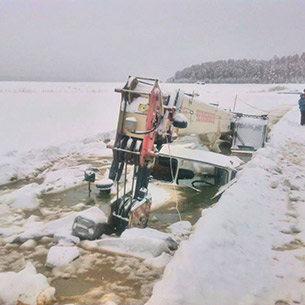 В Киренском районе приступают к подъему двух провалившихся под лед «Уралов»