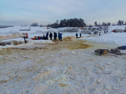 Больше семи тонн топлива вылилось в реку Лена из провалившегося под лед бензовоза