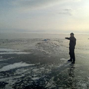 Отец с сыном утонули при провале мотоцикла под лед на Байкале возле Онгурена