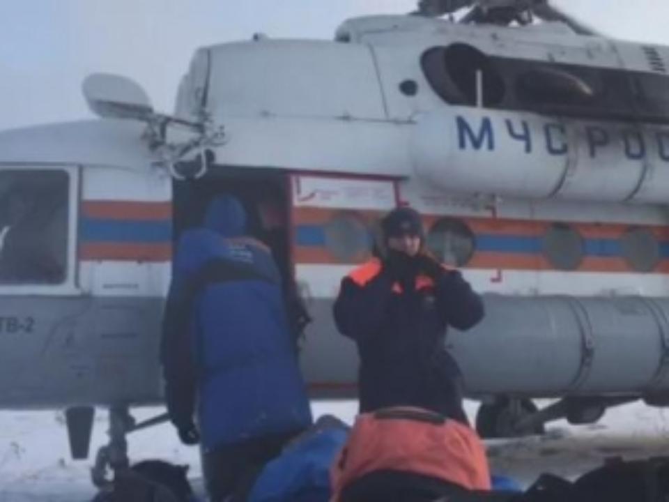 К месту провала под лед тяжелой техники в Киренском районе вылетела группа водолазов МЧС