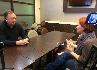 Хоккей с мячом: главный тренер "Енисея" Сергей Ломанов дал интервью в Иркутске