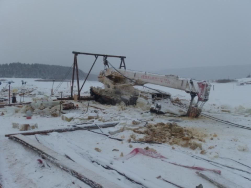 Возобновлены работы в месте провала под лед тяжелой техники в Киренском районе Приангарья