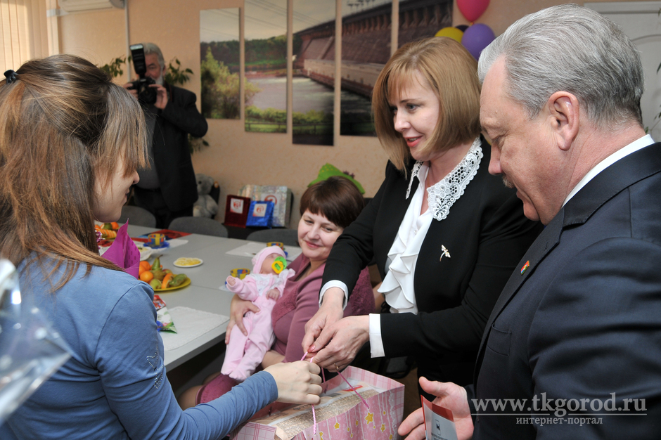 Мэр Братска и председатель городской Думы поздравили первых получателей ежемесячной выплаты за рождение первого ребёнка