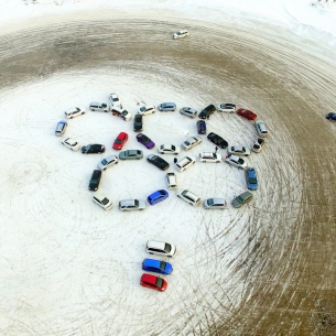 Иркутские автолюбители составили машины в форме олимпийских колец