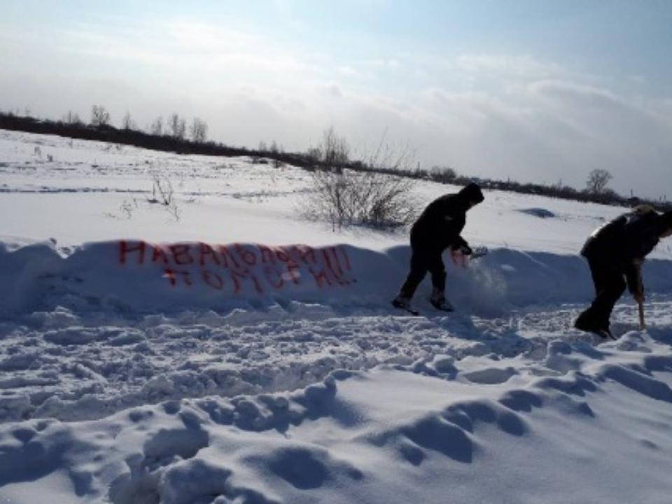 Ангарчане просят Навального очистить дороги от снега