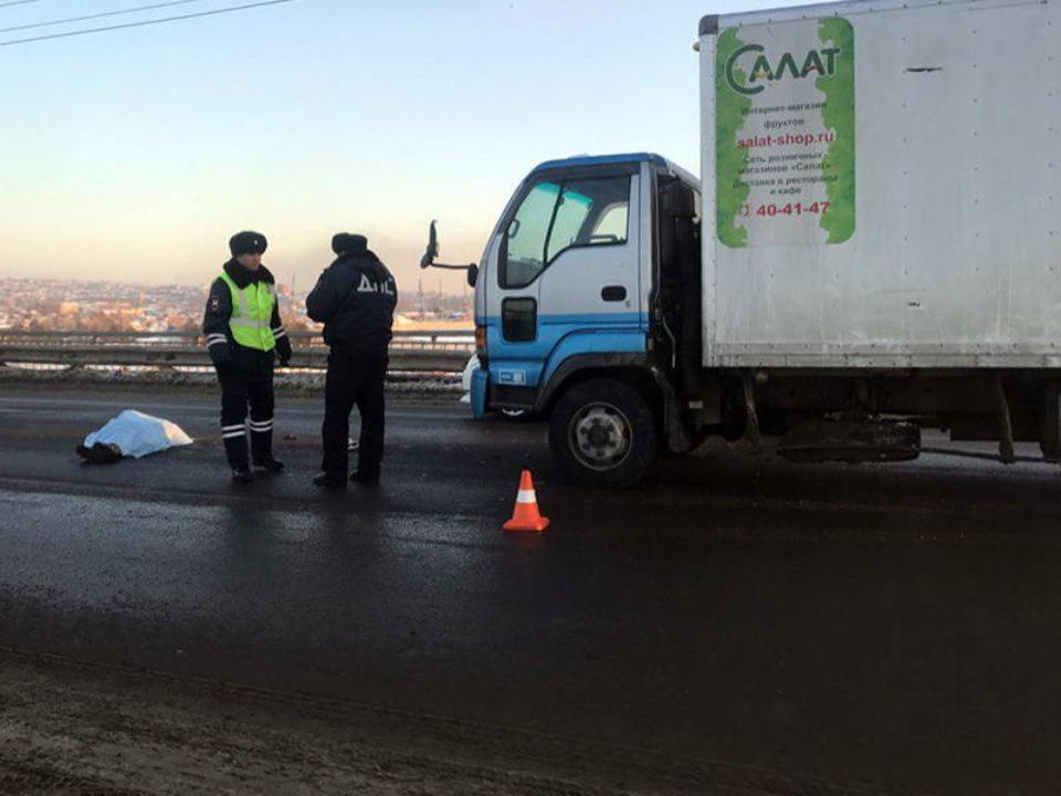 На Иннокентьевском мосту в Иркутске насмерть сбили женщину