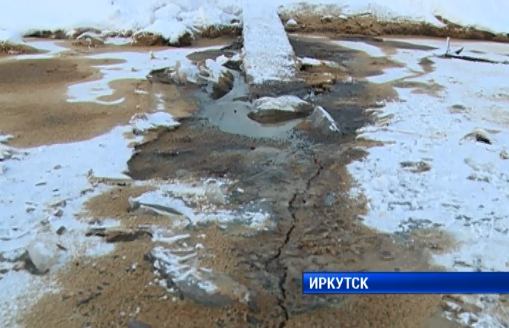 В Иркутске реку Ангару очищают от разлива нефтепродуктов