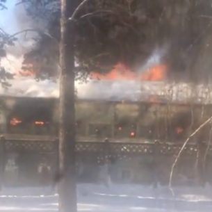 Заброшенные склады горят возле воинской части в Ангарске