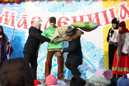 В Иркутске проходят народные гулянья, посвященные Масленице
