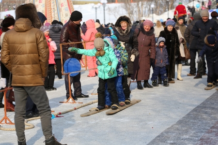 Масленицу в Октябрьском округе Иркутска праздновали более девяти тысяч человек