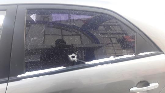 В Иркутске неизвестные расстреляли припаркованную иномарку