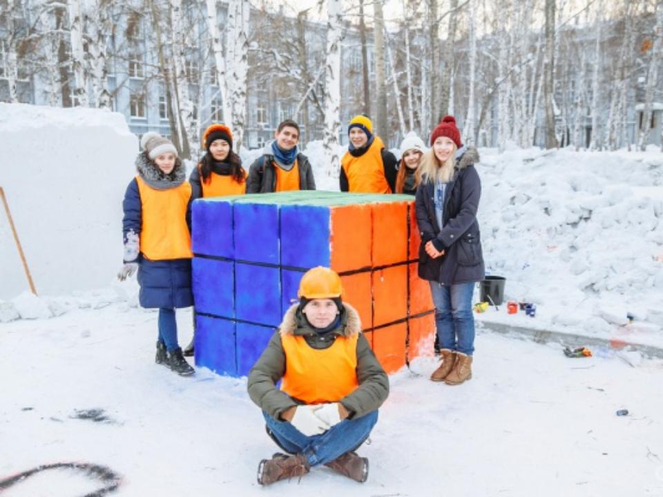 Самолет, нерпенка и кубик Рубика создали из снега студенты ИРНИТУ