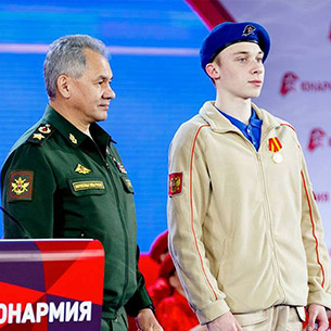 Юного героя из Тулуна Радиона Терехова наградил министр обороны Сергей Шойгу