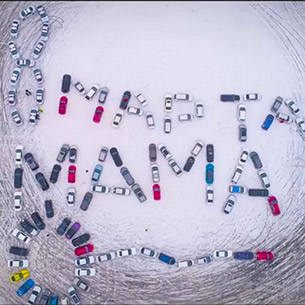 Иркутские автомобилисты выстроили из машин надпись «С 8 марта, мама!»