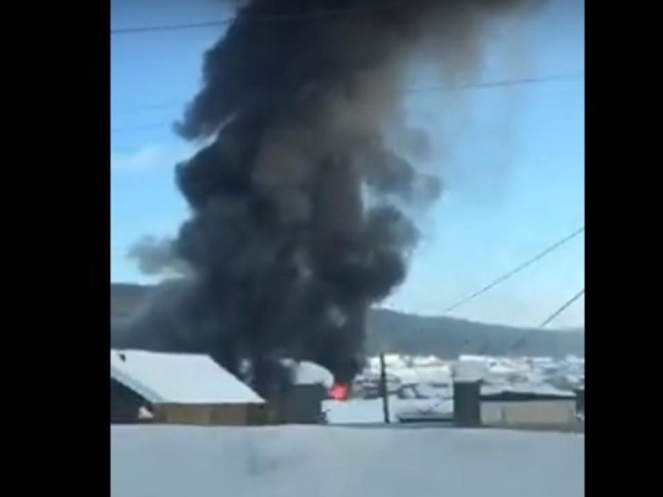 В Сети появилось видео жуткого пожара на бывшей базе АТП в Усть-Куте