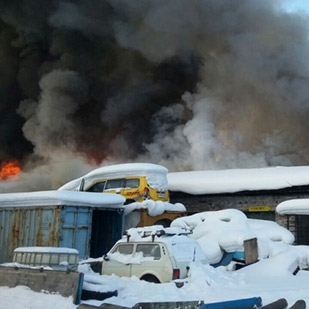 Владелец горевшего в Усть-Куте гаражного бокса возможной причиной пожара назвал поджог