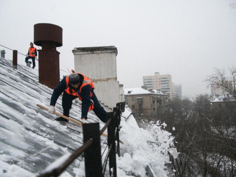 В Иркутске обещают до конца марта очистить все крыши и вывезти снег