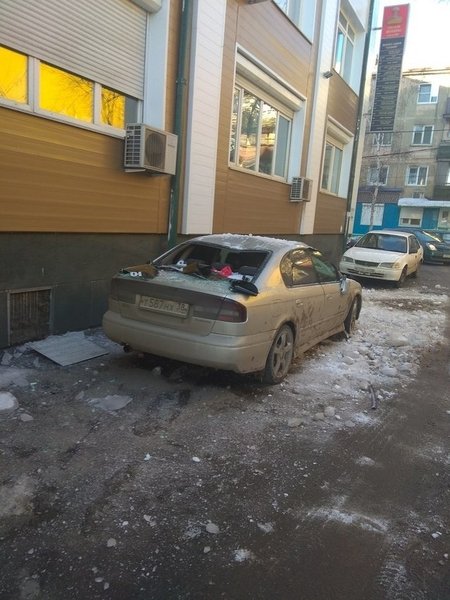 Рухнувший с крыши бизнес-центра снег смял машину в Иркутске