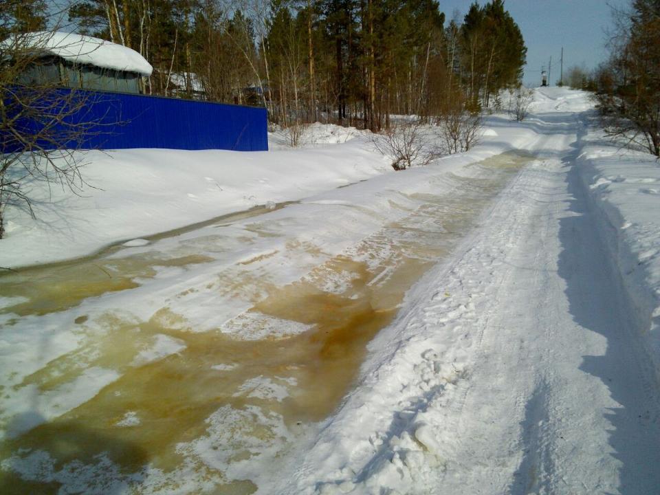 Улицу Мира в Усть-Куте каждую весну традиционно затапливает канализационными нечистотами